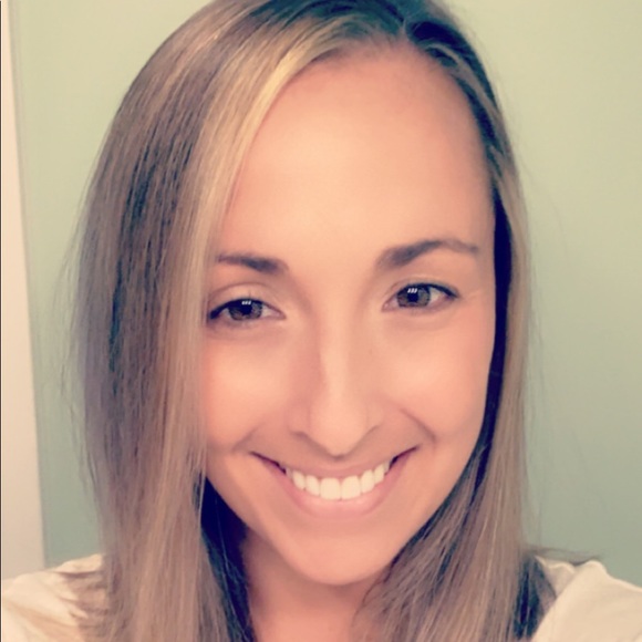 Meet your Posher, Amanda Young - Picture 6 of 6